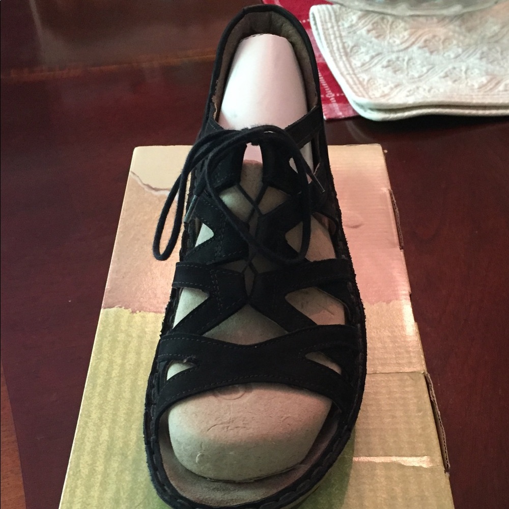 Naot Yarrow Black Velvet Nubuck Size 41
